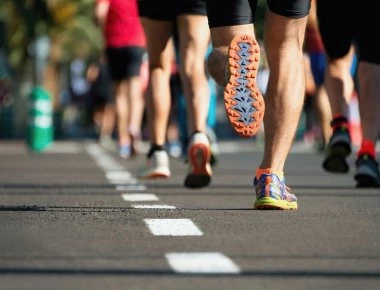 Βίντεο: Βοσκός με πρόβατα «τρέχουν» μαζί με τους αθλητές του Μαραθωνίου